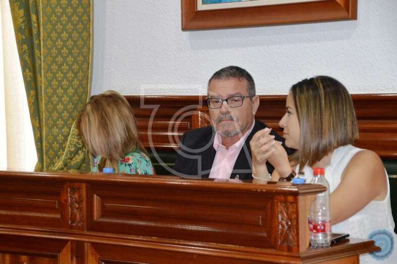 Gregorio Viera entre sus compañeras de partido, en el último Pleno del Ayuntamiento de Telde (Foto TA)